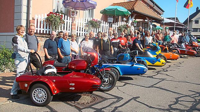 20 dieser speziellen Motorradgespanne der Schweizer Marke HMO aus Deutschland und der Schweiz, darunter sogar Exemplare mit Anhänger, ...