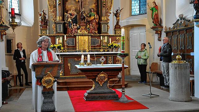 Aurelia Zolg freute sich, wieder mit Gemeinde Gottesdienst feiern zu dürfen. Links hinten Kommunionhelferin Simone Kempkes, rechts ...