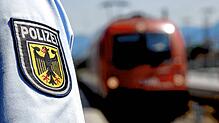 (Symbolbild) Ein Mann wird am Samstag, 25. Oktober, im Bereich des Konstanzer Bahnhofs kontrolliert. Ein anderer geht den Beamten am ...