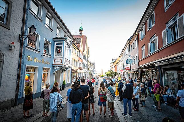 Viele Besucher haben Interesse daran, etwas über die ausgestellten Kunstwerke von den Kunstschaffenden zu erfahren.