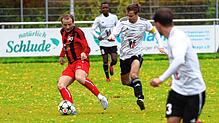 Sieg eingeleitet: Christian Ralevski (links, gegen den Obersäckinger Luca Ciarmiello) traf beim 5:2-Sieg des SV Jestetten gegen den SV ...