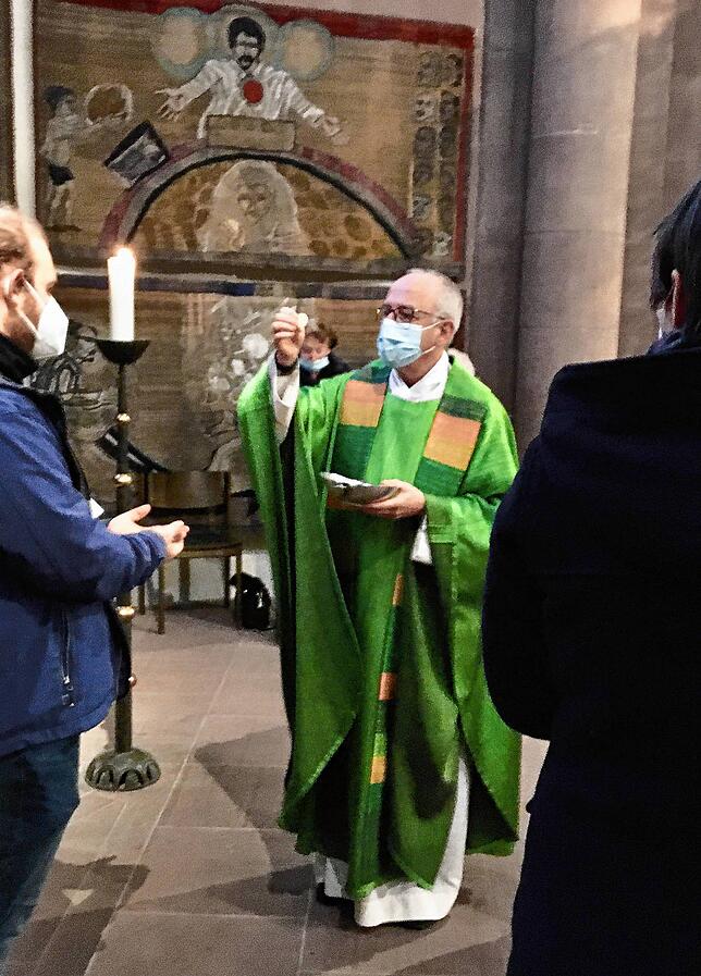 Dekan Matthias Zimmerman verteilt in Herz-Jesu die Kommunion. Als neue Leiter der Seelsorgeeinheit wird er nun noch häufiger in Singener ...