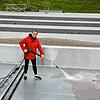 Der Badbetreiber &bdquo;Pooltrend&ldquo; aus Alpbirsbach ist aktuell im Panoramabad voll im Einsatz. Unser Bild zeigt die ...