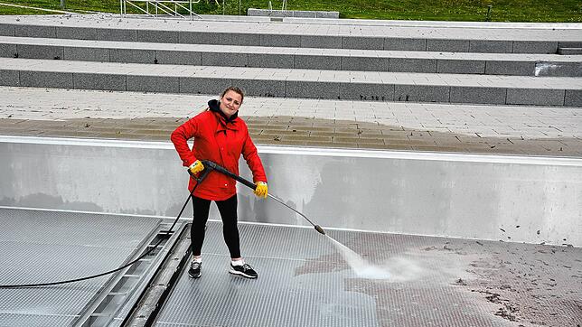 Der Badbetreiber &bdquo;Pooltrend&ldquo; aus Alpbirsbach ist aktuell im Panoramabad voll im Einsatz. Unser Bild zeigt die ...