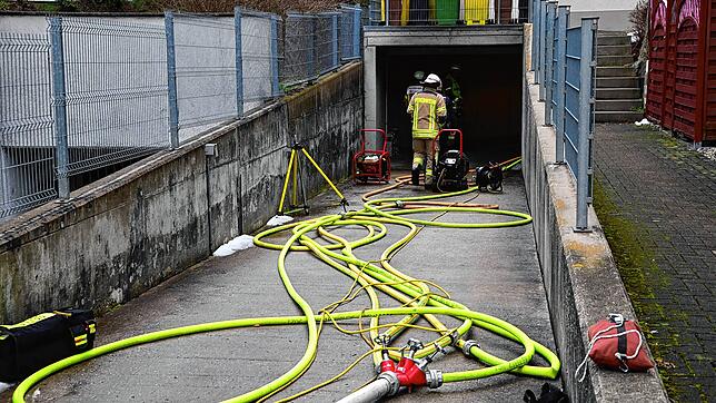 Die Feuerwehr bekämpft am 1. Februar 2023 das Feuer, das in einer Tiefgarage in der Schwenninger City ausgebrochen ist.
