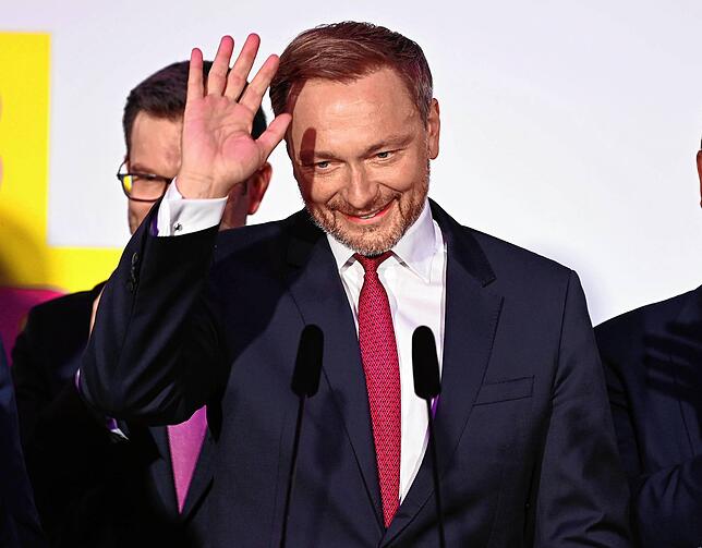 Christian Lindner, FDP-Parteivorsitzender, und die Parteispitze der Liberalen stehen auf der Wahlparty der FDP im ...