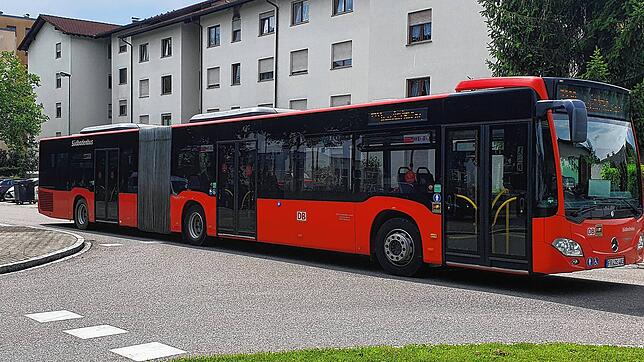 Ein roter Bus der SBG auf der Waldshuter Aarberg-Linie (Archivbild). Am Montag, 27. März, streikt die SBG.