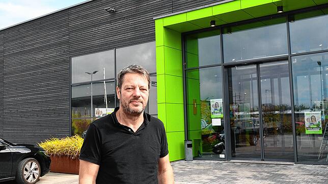 Ernste Miene vor dem Vitaminmarkt in Hilzingen: Andreas Hägele muss die Türen zu der Markthalle Ende Oktober schließen.