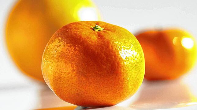 Mandarinen sind herber und aromatischer als Clementinen. Die wiederum sind süß-säuerlich und weniger intensiv als Mandarinen. Außerdem ...