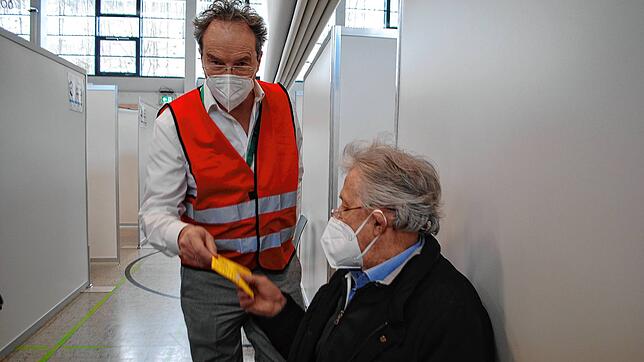 Olaf Boettcher reicht auf unserem Archivbild vom Januar 2021 Werner Gottstein den gelben Impfpass. Nach einem Rückgang der Impfzahlen ...