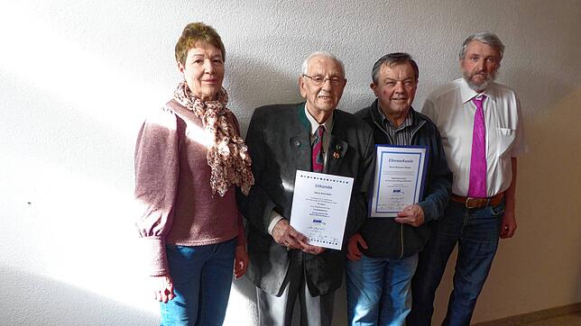 Die Geehrten: Emil Selb (seit 75 Jahren Mitglied), Hermann Thoma, Ehrenmitglied, flankiert von Vorstandsspitze Wolfgang Duttlinger ...