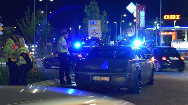 Die Polizei kontrolliert in Singen am berüchtigten Obi-Kreisel einen Tuner. (Archivbild)
