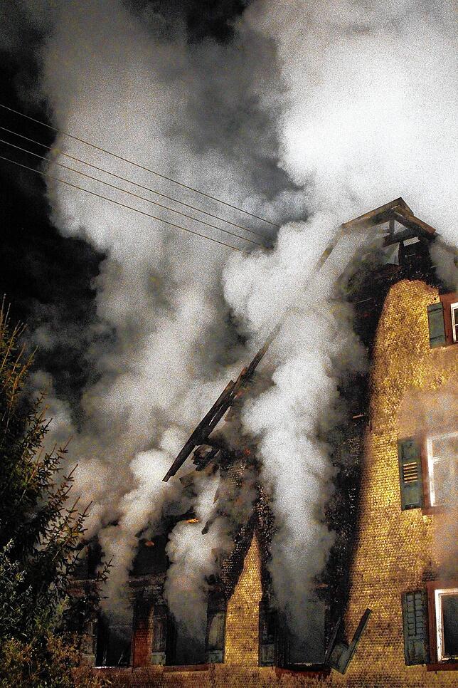 Bild 5: Bauernhaus in Niedereschach-Fischbach brennt nieder &ndash; Bewohner unverletzt