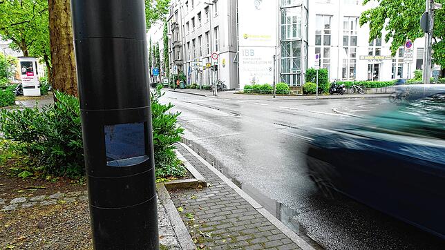 (Archivbild von 2023) Der stationäre Blitzer an der Konstanzer Laube wurde Ende November 2017 in Betrieb genommen. Seitdem haben sich ...