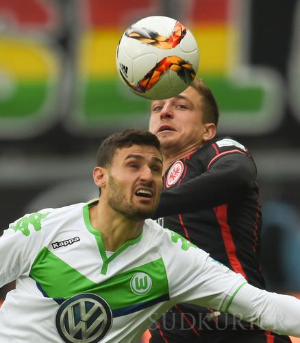 Eintracht Frankfurt - VfL Wolfsburg Fußball Bundesliga 18. Spieltag: Eintracht Frankfurt - VfL Wolfsburg am 24.01.2016 in Frankfurt am Main (Hessen). Frankfurts Bastian ...