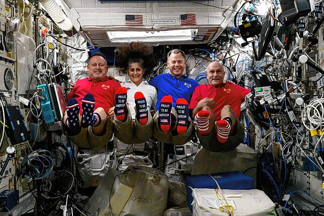 Auf diesem von der NASA zur Verfügung gestellten Foto zeigen die Astronauten Butch Wilmore (von links nach rechts), Suni Williams, Nick ...