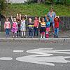 Die Kinder des Kinderhauses Kaltbrunn jubeln schon mal. Sie bekommen einen Zebrastreifen über die Durchgangsstraße. Hinten (links) ...