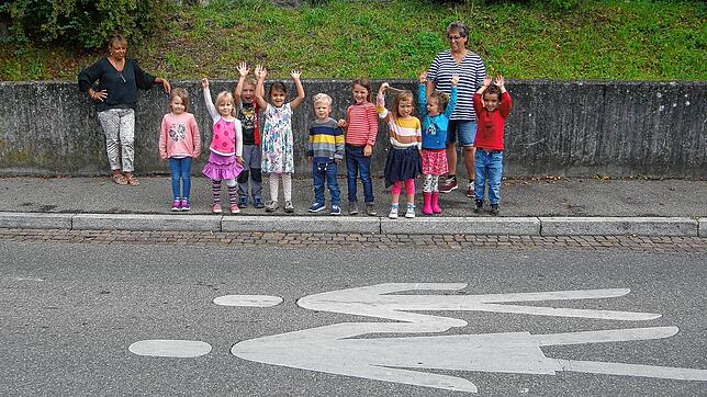Die Kinder des Kinderhauses Kaltbrunn jubeln schon mal. Sie bekommen einen Zebrastreifen über die Durchgangsstraße. Hinten (links) ...
