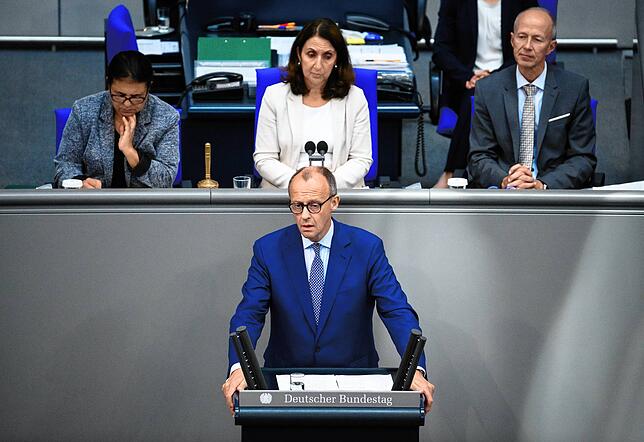 Die gebürtige Hamburgerin ist seit Oktober 2021 Bundestagsvize-Präsidentin – hier leitet sie die Sitzung, CDU-Chef Friedrich Merz ...