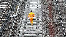 Ein Mann läuft während Gleisbauarbeiten am Villinger Bahnhof über neu verlegte Schienen (Archivbild 2023). Nun stehen wieder ...