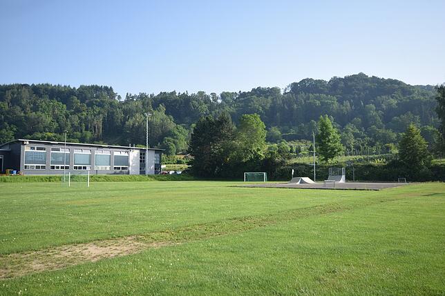 Dieser Bereich des Sportgeländes in Ludwigshafen, wo bisher auch eine Skateranlage steht, wird zu einem Winterrasenplatz umgebaut. Dies ...