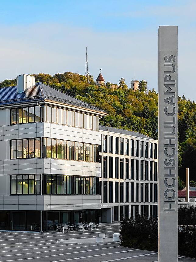 Auch am Hochschulstandort in Tuttlingen gab es am Mittwoch eine erhöhte Polizeipräsenz &ndash; hier ein Foto vom Campus aus der ...