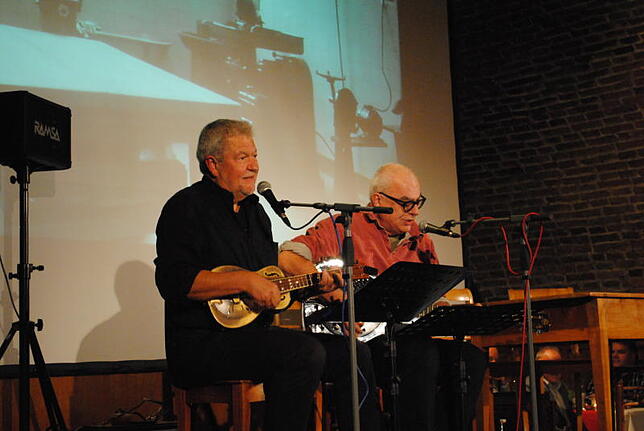 Die beiden Musiker Norbert Heizmann (links), Ukulele, und Notker Homburger (Gitarre) bieten pointierte Metzger-Poesie – hauptsächlich ...