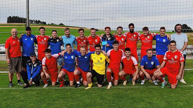 Die Siegermannschaft beim Schertle-Schmidt-Sport-Turnier heißt FC Schlüchttal. Der Mannschaft des FC Schlüchttal gehören Kicker vom FC ...