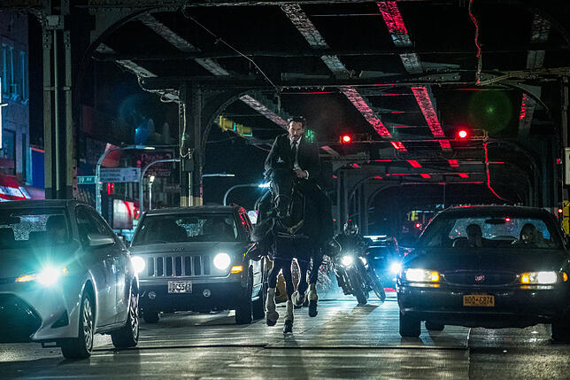 Auf dem Pferd durch New York: Keanu Reeves als John Wick.