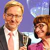 Mit Sekt: Oberbürgermeister Philipp Frank bedankt sich mit Blumen und einem Glas Sekt bei Hildegard Ebner-Fox, die zum letzten Mal für ...