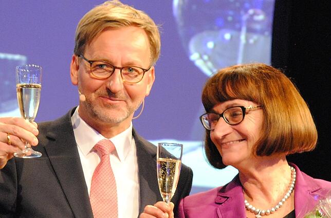 Mit Sekt: Oberbürgermeister Philipp Frank bedankt sich mit Blumen und einem Glas Sekt bei Hildegard Ebner-Fox, die zum letzten Mal für ...