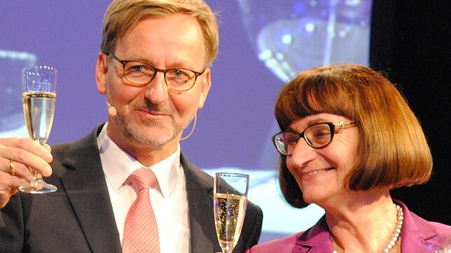 Mit Sekt: Oberbürgermeister Philipp Frank bedankt sich mit Blumen und einem Glas Sekt bei Hildegard Ebner-Fox, die zum letzten Mal für ...