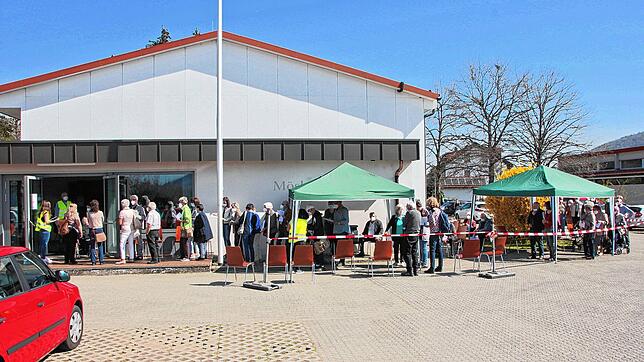 Zu Beginn staute es sich vor der Möslehalle in Luttingen. Nach 12 Uhr wurde es entspannter, nachdem die Organisation griff und der ...