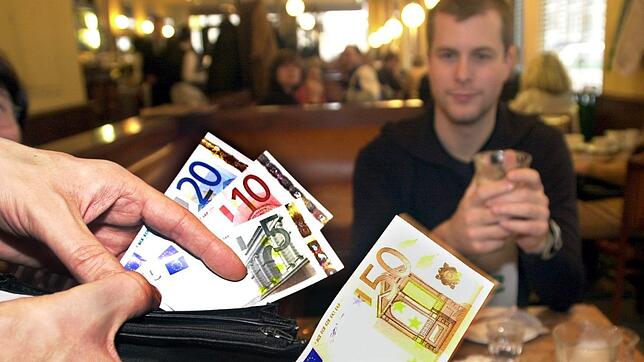 Trinkgeld besser bar oder mit Karte? Worauf man beim Bezahlen achten sollte.