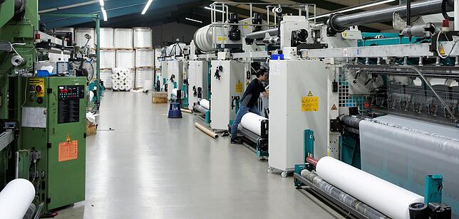 In den 5000 Quadratmeter großen Hallen, in denen auch Lager und Versand untergebracht sind, stehen 30 moderne Wirkmaschinen, sowie ...