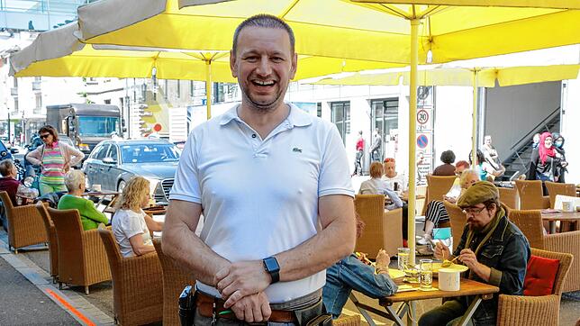 Um seine Freude über die Wiedereröffnung seines Gastbetriebes zu zeigen, hat der Betreiber des &bdquo;Chez Léon&ldquo;, Sami Neziri, ...