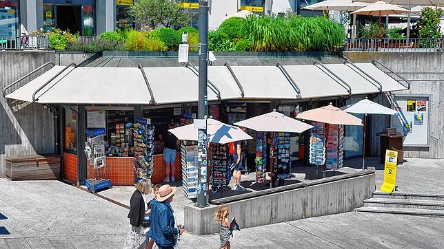 Beim Kiosk in der Marktstättenunterführung gibt es eine neue Leuchtstele. An dem langen Pfosten hängt allerdings noch eine Vorrichtung dran.