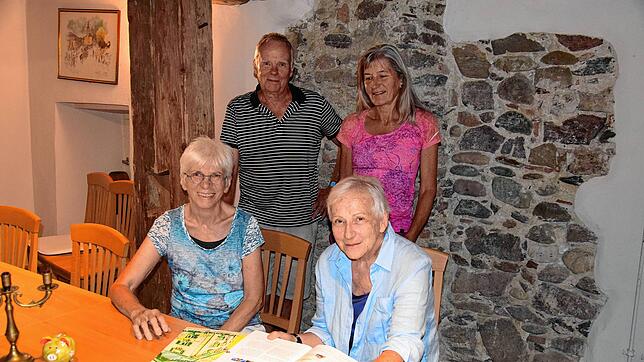 Sie präsentieren im Haus Fischerzunft in Bad Säckingen das vielfältige Angebot der Sektion Hochrhein des Deutschen Alpenvereins (vorn v. ...