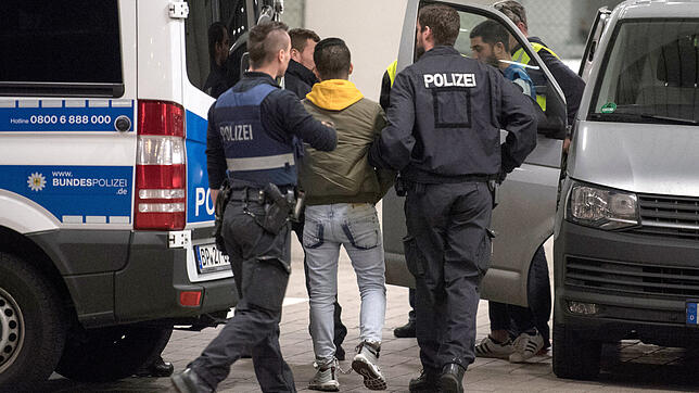 Ein junger Mann wird zur Abschiebung zum Frankfurter Flughafen gebracht.