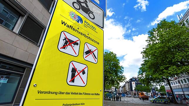 Waffenverbotszone: So weist ein Schild am Wiener Platz in Köln-Mülheim die neue Regelung aus.