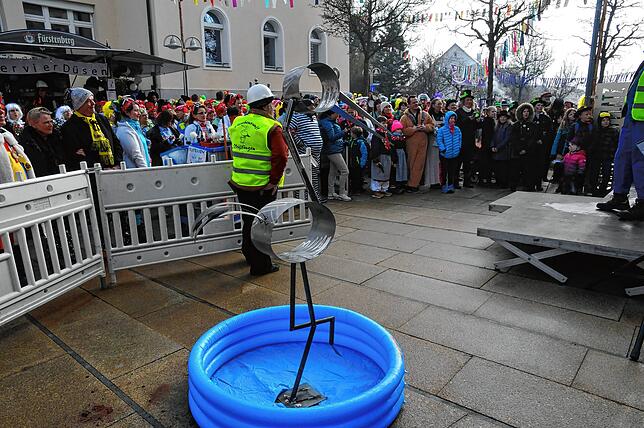 Der Storchenbrunnen hat wieder einen festen Platz in Steißlingen – direkt vor dem Rathaus.