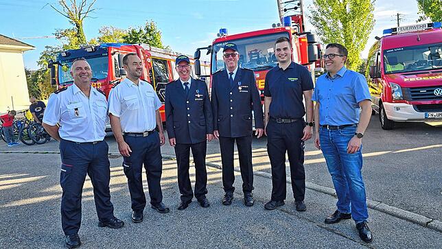 Joachim Mäder (Mitte links) und Ewald Moser (Mitte rechts) wurden mit der Ehrenmedaille der Kreisjugendfeuerwehr Bodenseekreis ...