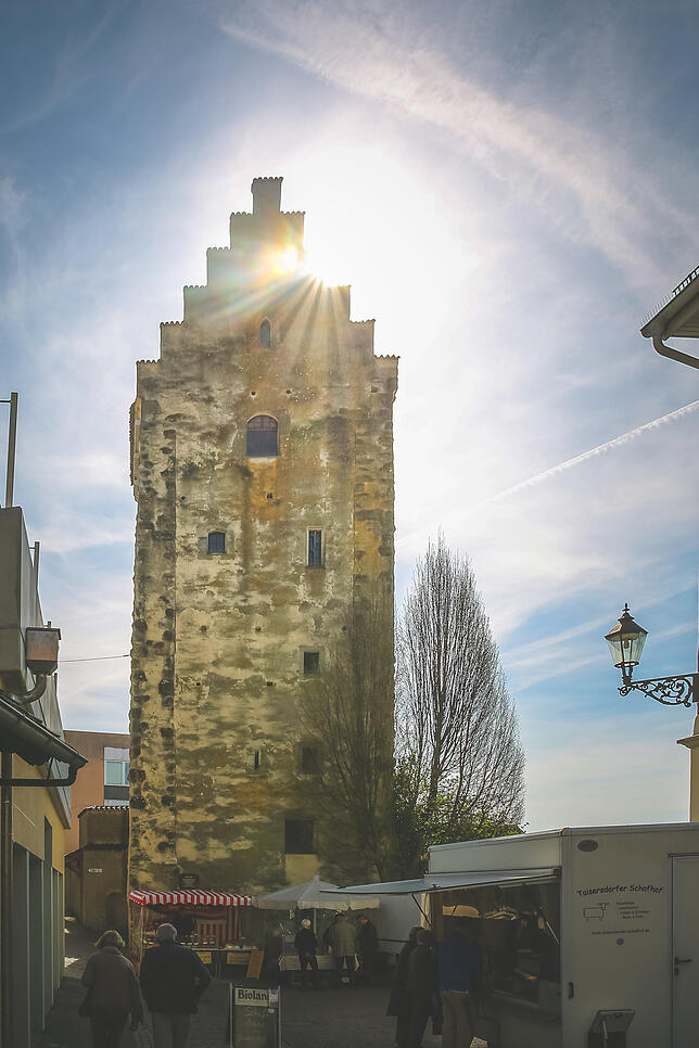 Der Markdorfer Hexenturm, hier an einem Markttag, wird 2021 umfangreich saniert.