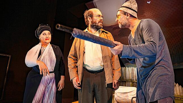 Die Arbeit ist vorbei, die Jagd kann beginnen: Rentner Karl (Thomas Fritz Jung, Mitte) lässt sich von Lore (Sabine Martin) und Fidelius ...