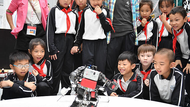 In China kommen die Kinder oft schon in der Schule mit künstlicher Intelligenz in Berührung. Hier verfolgen Schüler einen Fechtkampf ...