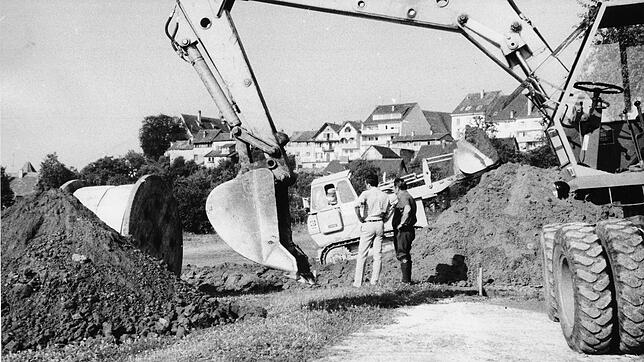 Die Bagger legen mit den Bauarbeiten für das Stockacher Gymnasium los.