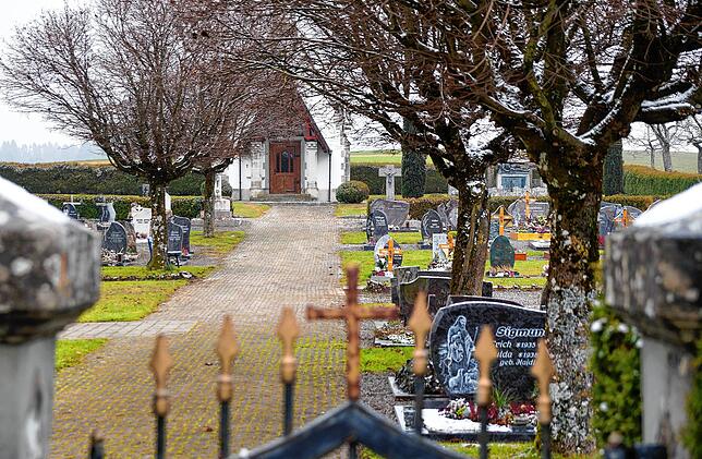 Blick über den Zaun: Der Friedhof Kalkofen/Liggersdorf/Selgetsweiler ist einer von zwei Friedhöfen in der Gemeinde Hohenfels, die neu ...