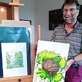 Zwei Welten &ndash; Roland Spohn mit einer naturgetreuen Illustration und einem seiner Bilder, in denen er im Stil des fantastischen ...