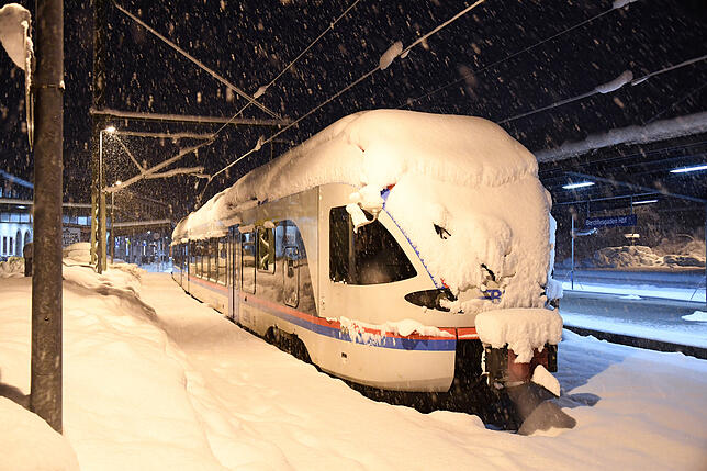 Berchtesgaden: Schnee liegt am Bahnhof auf einem Zug. Der Zugverkehr wurde in Berchtesgaden eingestellt.