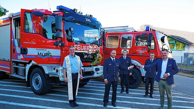 Martin Metzler, Pattric Grzybek, Stefan Fräßle, Martin Huber und Adrian Schmidle (von links) vor dem neuen Fahrzeug (links) und dessen ...